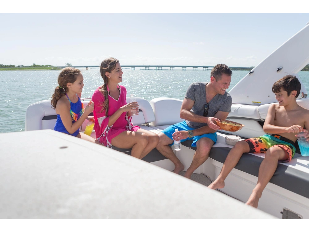 Regal 3300 3300 2025 alt