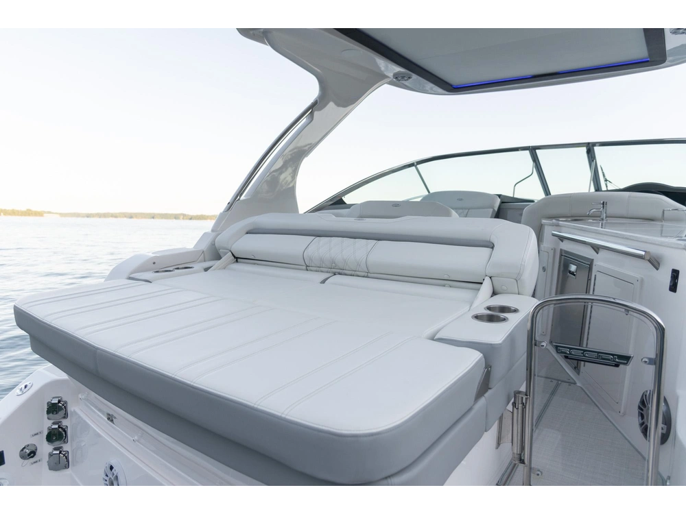 Regal 33 Express 33 Express 2025 alt