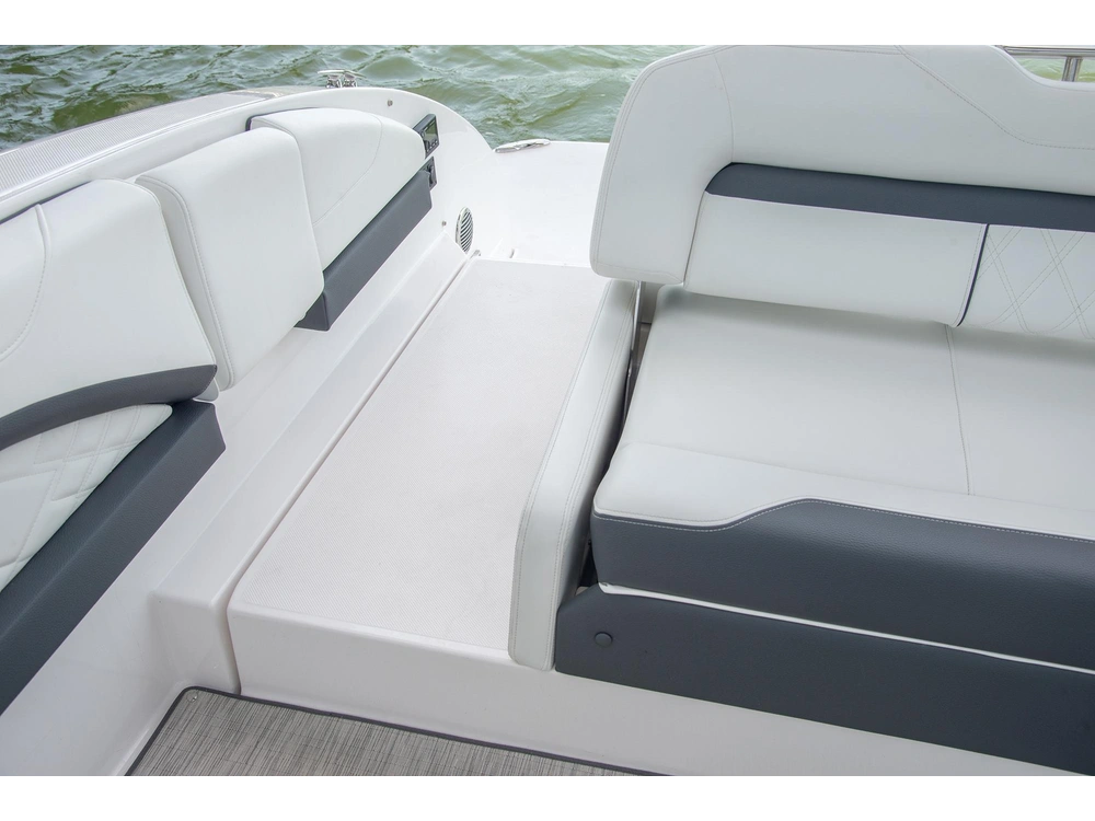 Regal 3300 3300 2025 alt