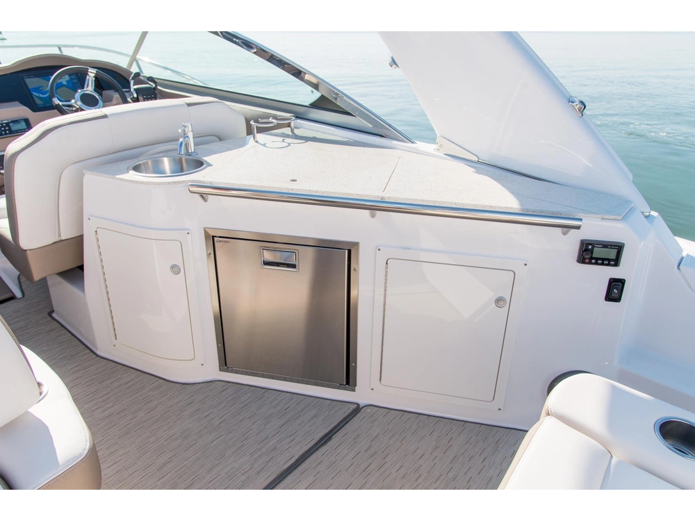 Regal 33 Express 33 Express 2025 alt