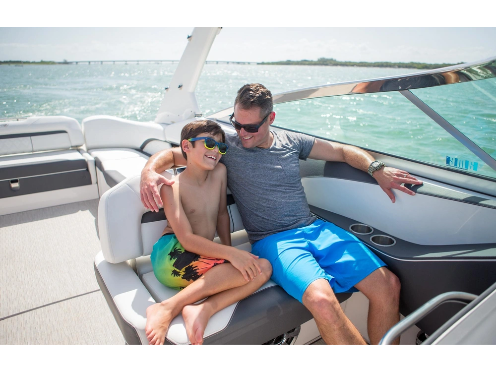 Regal 3300 3300 2025 alt