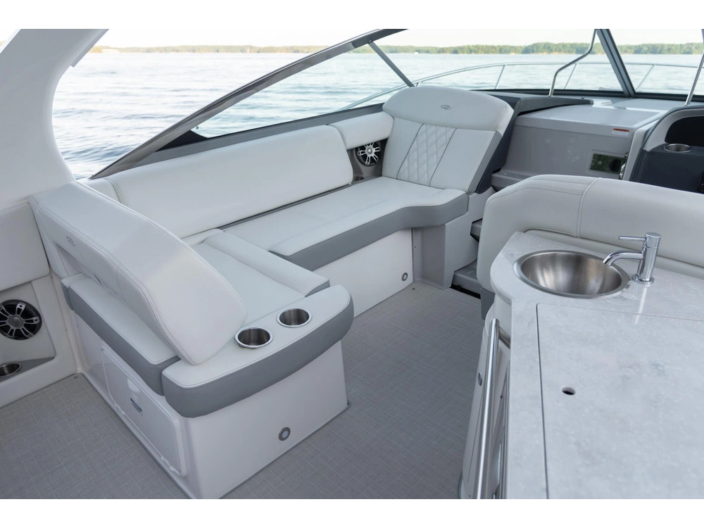 Regal 33 Express 33 Express 2025 alt