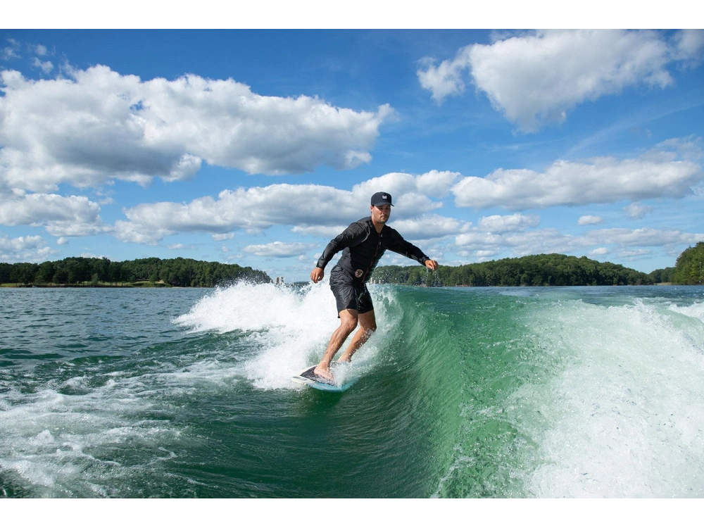 Regal LS4 Surf LS4 Surf 2025 alt