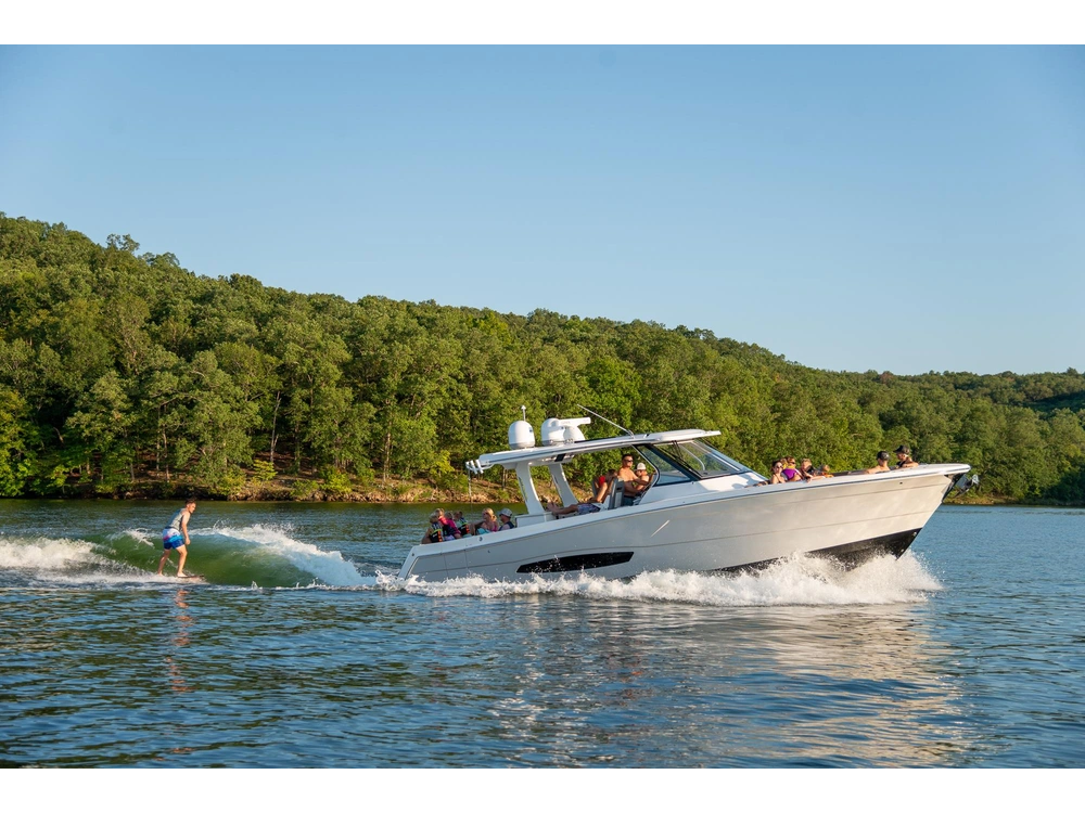 Regal 38 Surf 38 Surf 2025 alt