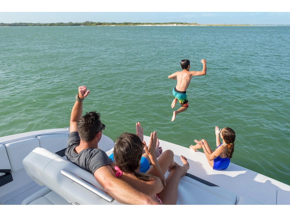 Regal 3300 3300 2025 alt