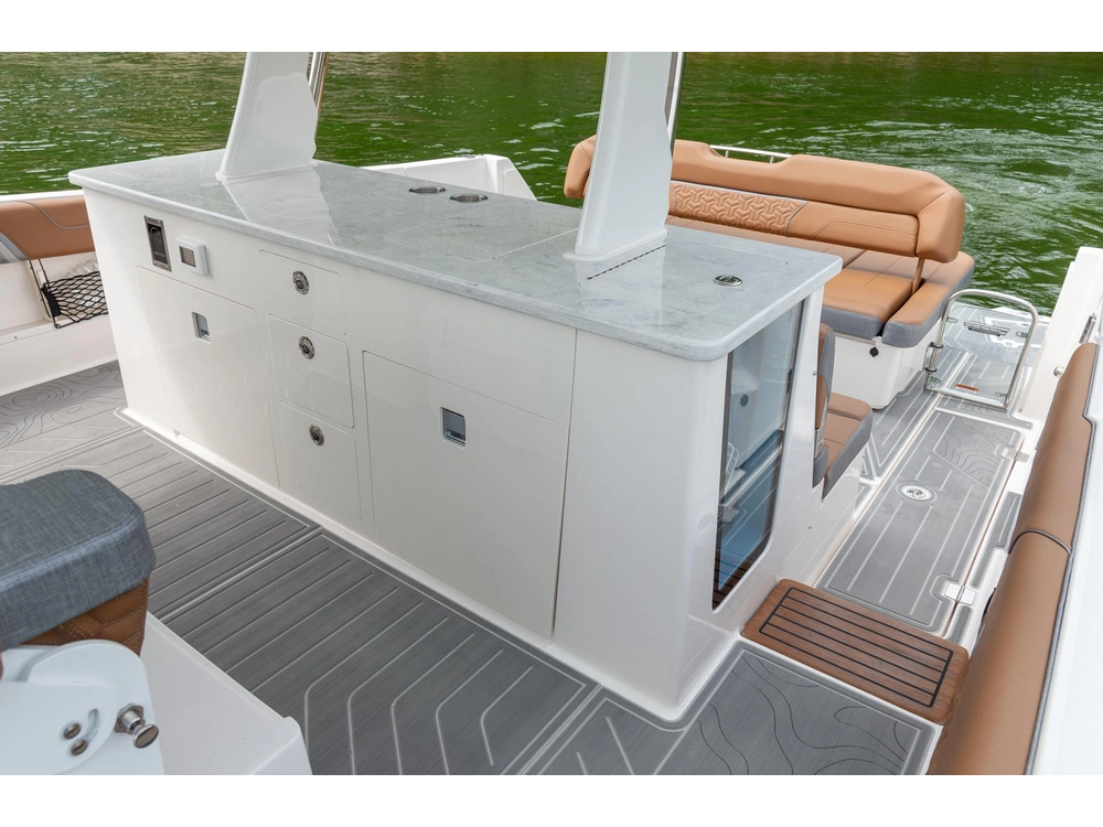 Regal 38 Surf 38 Surf 2025 alt