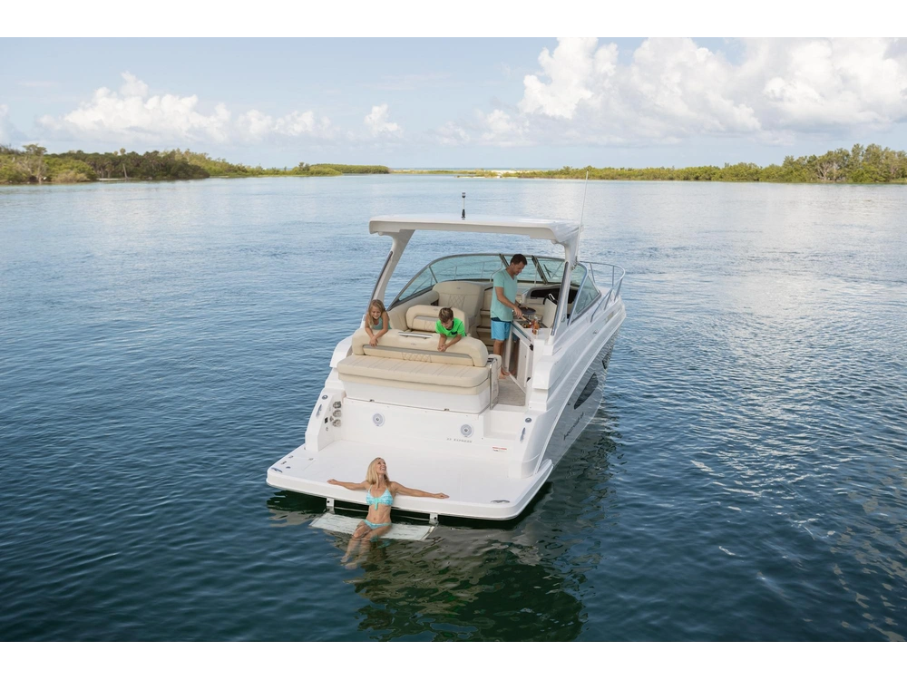 Regal 33 Express 33 Express 2025 alt