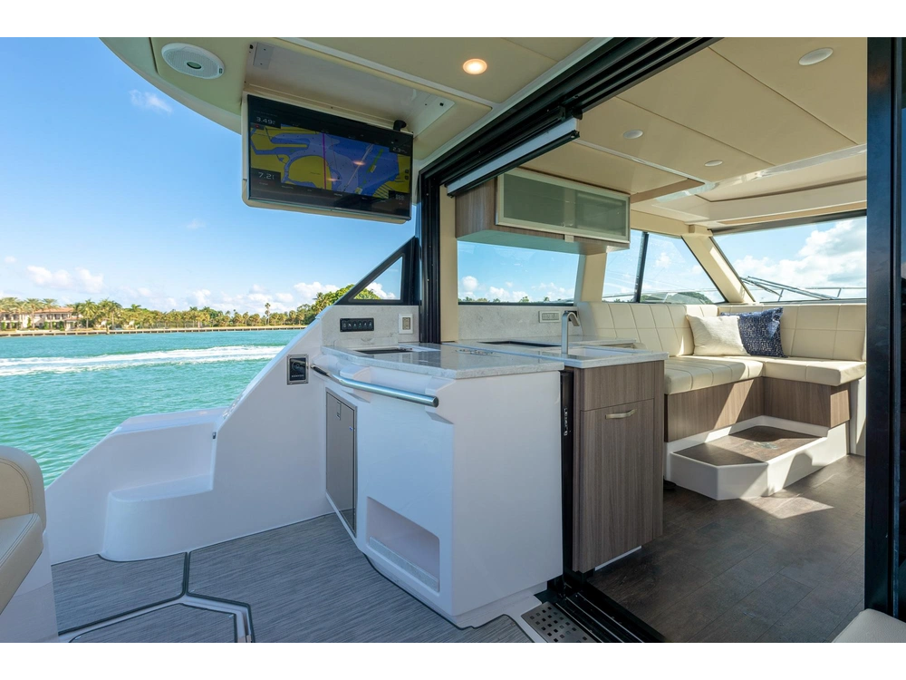 Regal 38 FXO 38 FXO 2025 alt