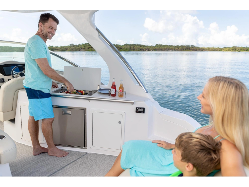 Regal 33 Express 33 Express 2025 alt