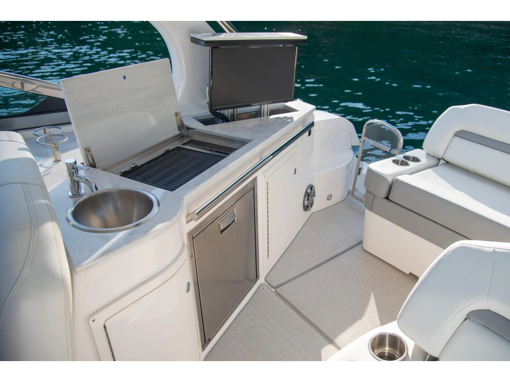 Regal 33 Express 33 Express 2025 alt