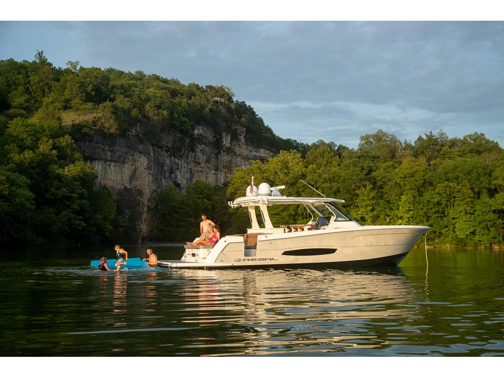Regal 38 Surf 38 Surf 2025 alt