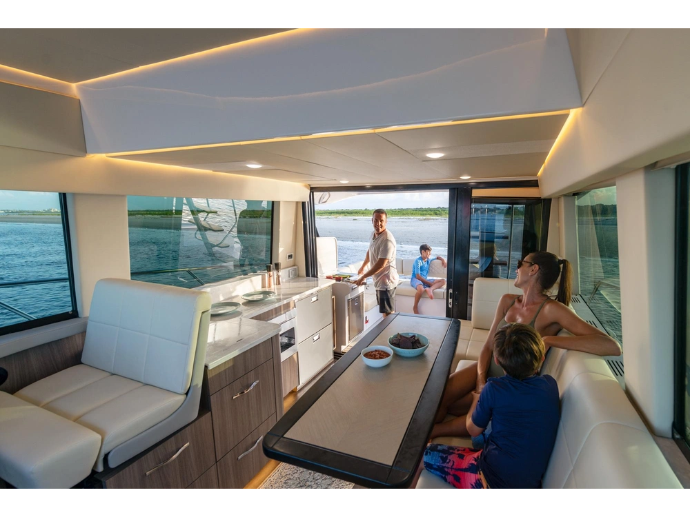 Regal 42 FXO 42 FXO 2025 alt