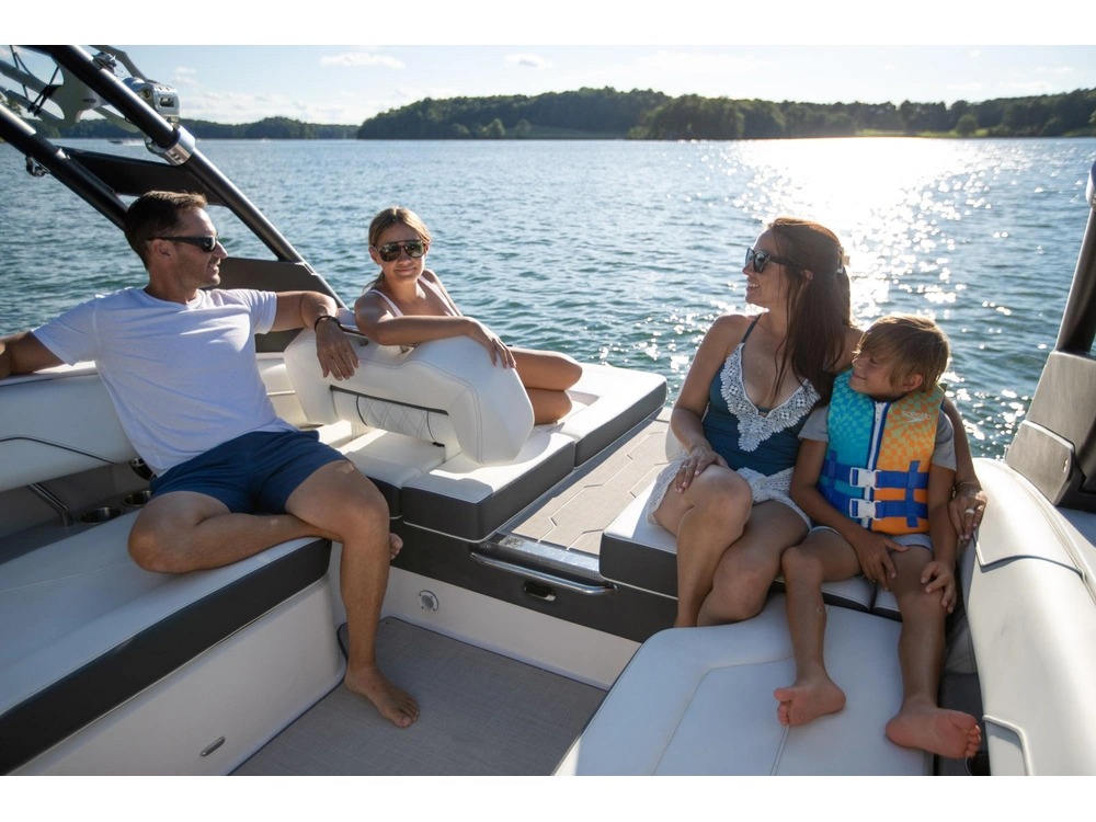 Regal LS4 Surf LS4 Surf 2025 alt