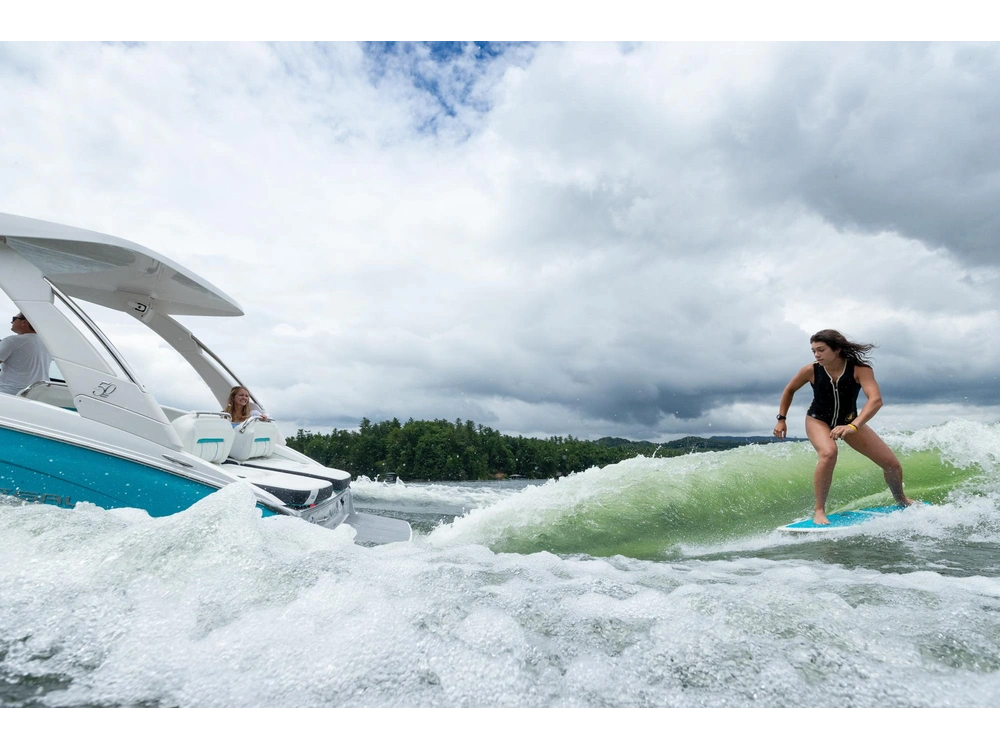 Regal LS4 Surf LS4 Surf 2025 alt