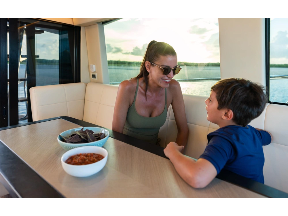 Regal 42 FXO 42 FXO 2025 alt