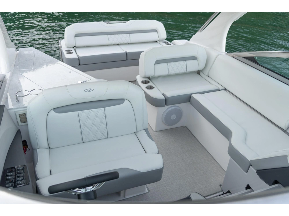 Regal 33 XO 33 XO 2025 alt