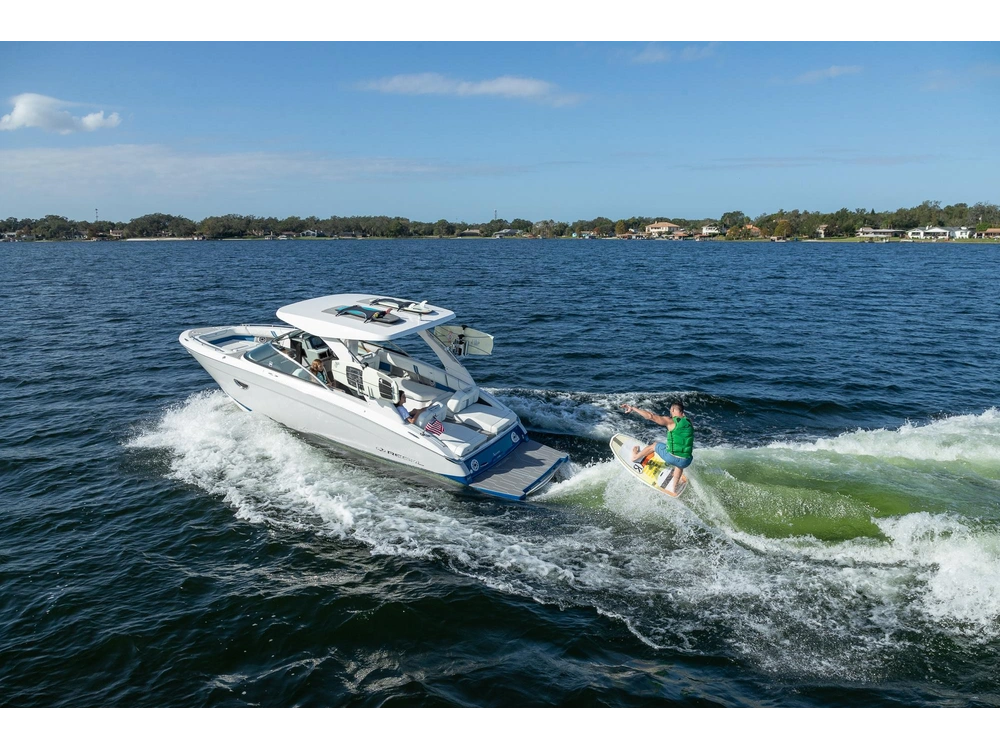 Regal LS9 Surf LS9 Surf 2025 alt