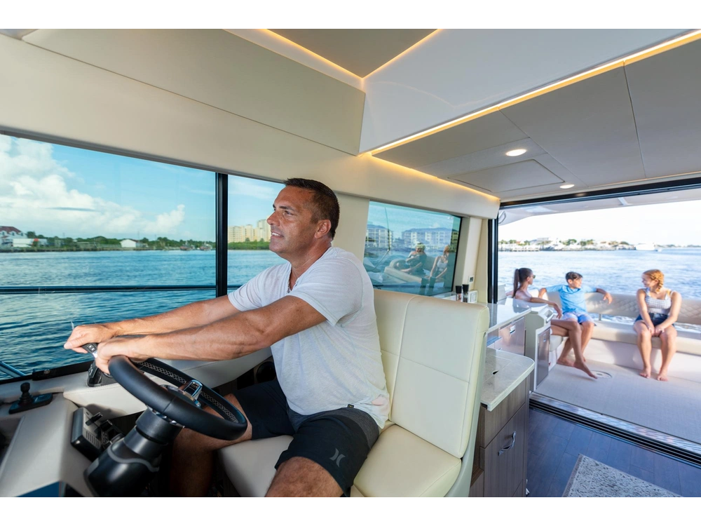 Regal 42 FXO 42 FXO 2025 alt