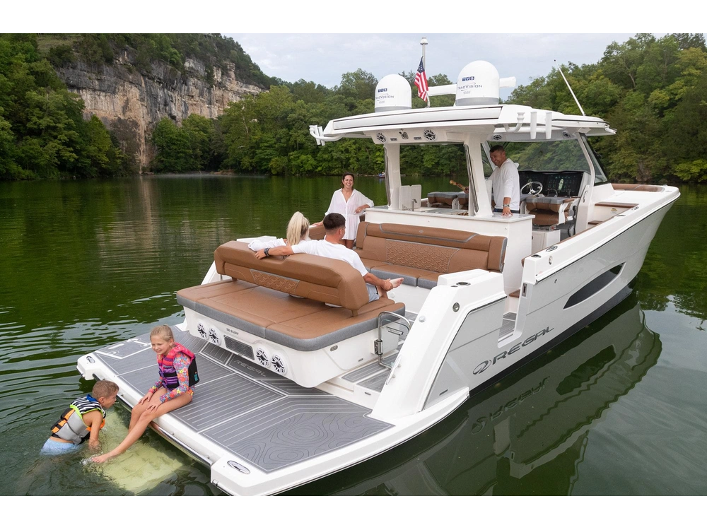 Regal 38 Surf 38 Surf 2025 alt