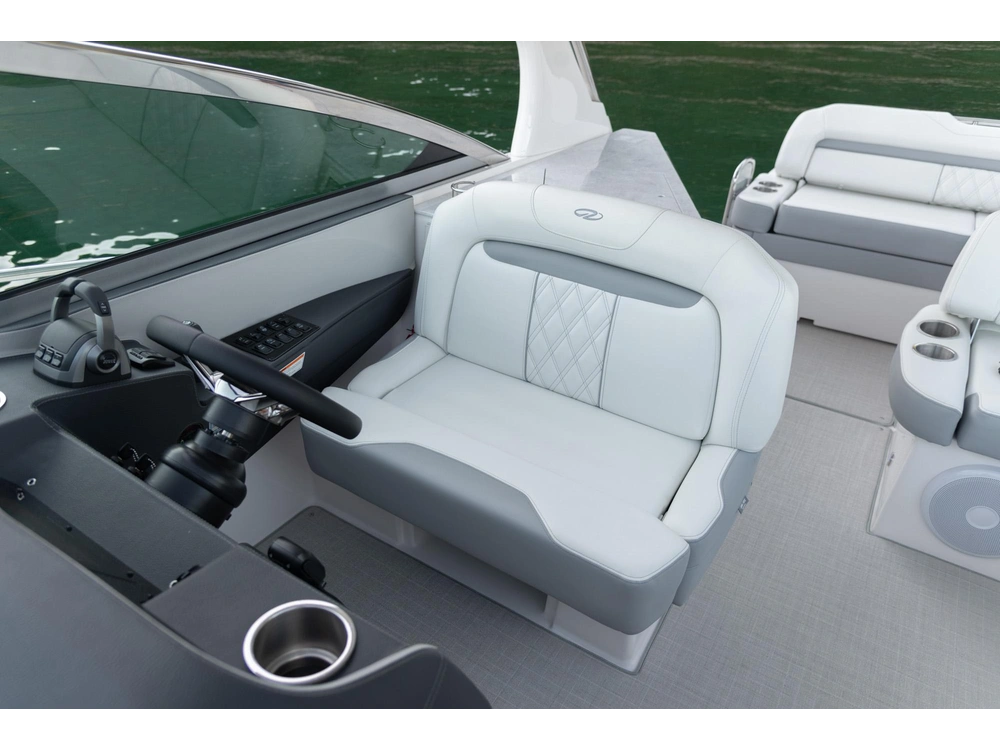 Regal 33 XO 33 XO 2025 alt