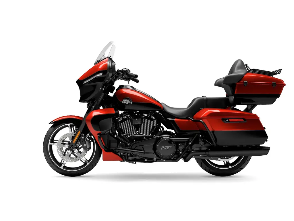Harley-Davidson Street Glide® Ultra Whiskey Fire/Vivid Black (Garniture en noir) 2025