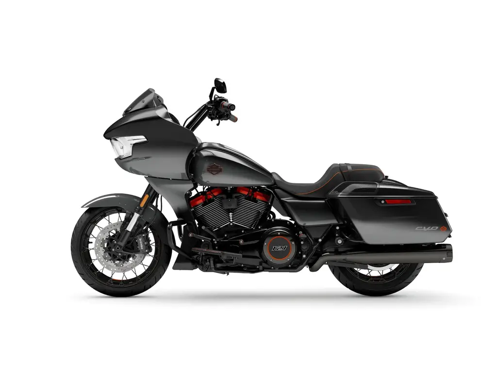 Harley-Davidson CVO™ Road Glide® Raven Fade 2025
