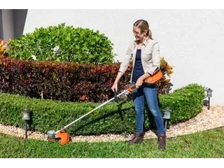 Husqvarna Husqvarna Weed Eater® 320iL avec batterie et chargeur Husqvarna Weed Eater® 320iL avec batterie et chargeur 2026 alt