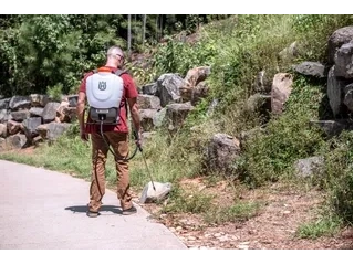 Husqvarna 4 Gallon Battery Backpack Sprayer 4 Gallon Battery Backpack Sprayer 2026 alt