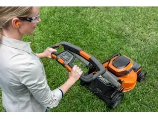 2026 Husqvarna Lawn Xpert™ LE322R