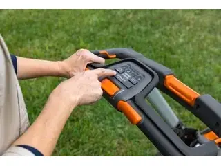 2026 Husqvarna Lawn Xpert™ LE322R