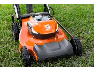 2026 Husqvarna Lawn Xpert™ LE322R Lawn Xpert™ LE322R alt