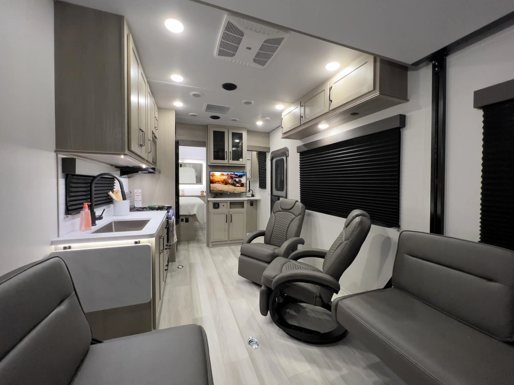 Grand Design Momentum G-Class TT Momentum G-Class TT 23G 2026 alt