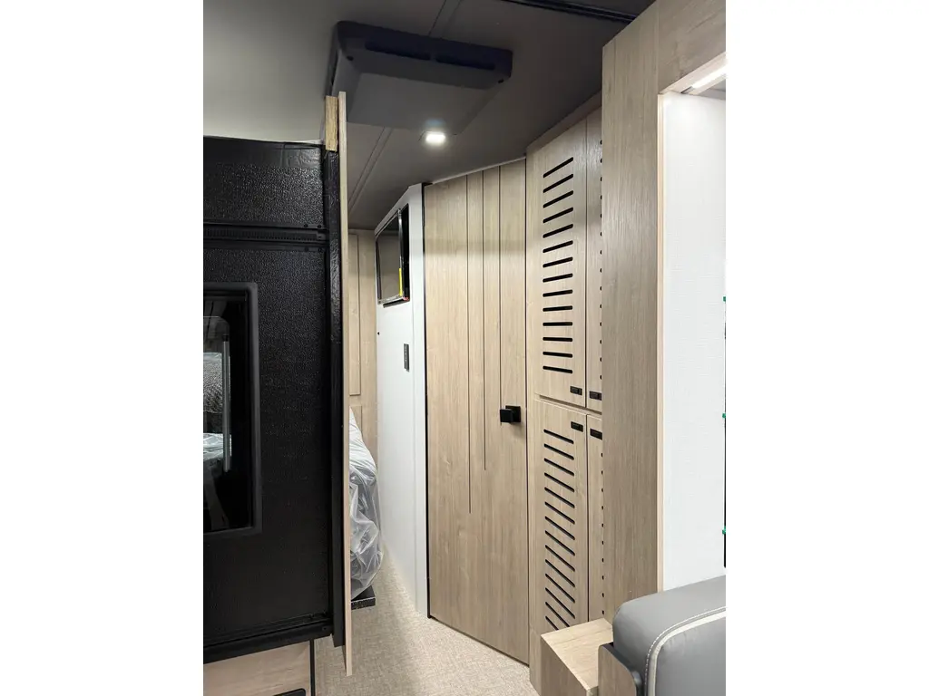 Grand Design Lineage Series F 31ZW 2026