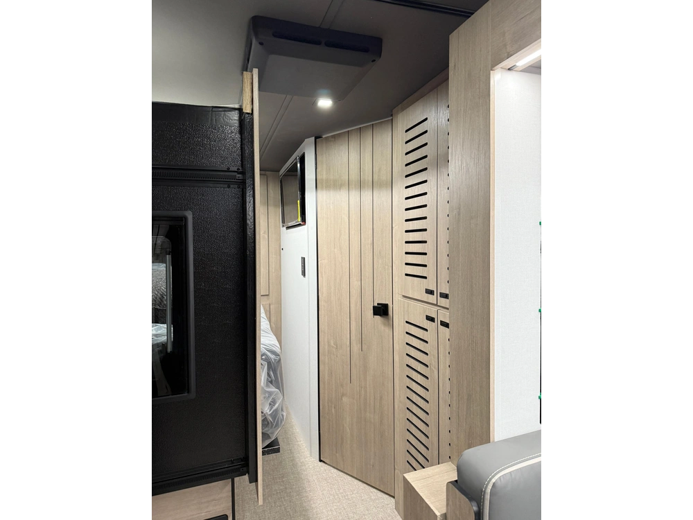 2026 Grand Design Lineage Series F Lineage Series F 31ZW alt