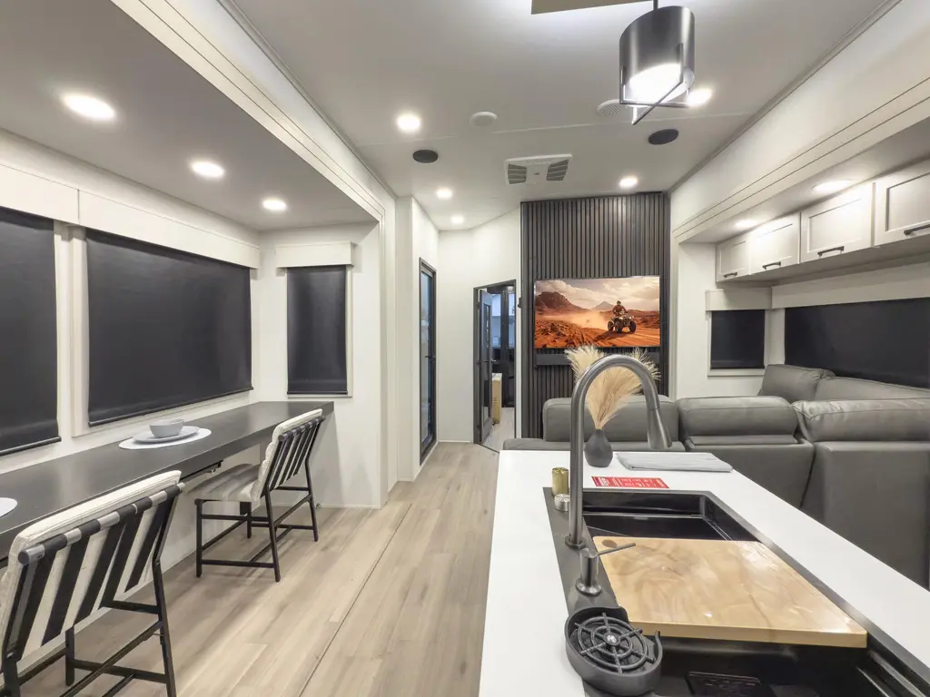 Grand Design Momentum 399M 2026