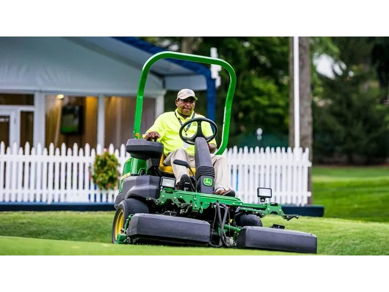 2026 John Deere 2550 E-Cut™ Hybrid Diesel 2550 E-Cut™ Hybrid Diesel alt