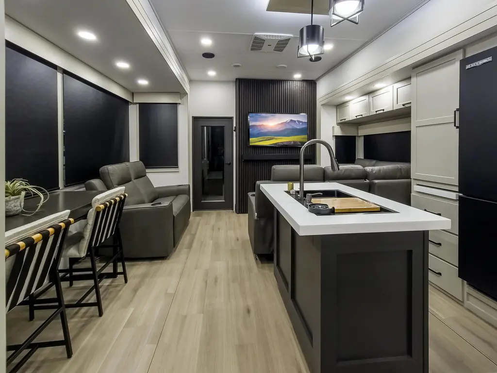 Grand Design Momentum 396DB 2026