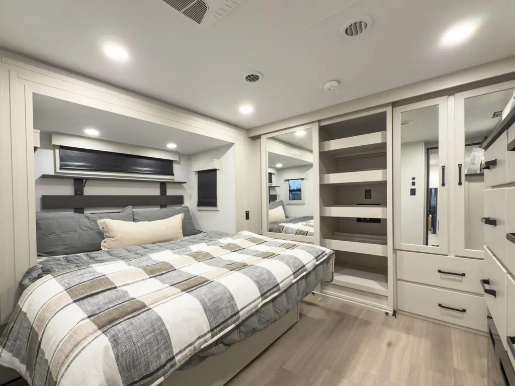 Grand Design Momentum 399M 2026