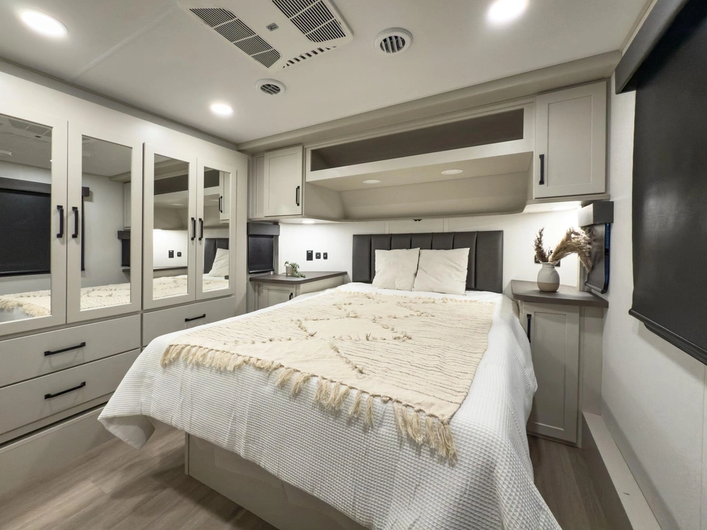 Grand Design Momentum G-Class FW Momentum G-Class FW 320G 2026 alt