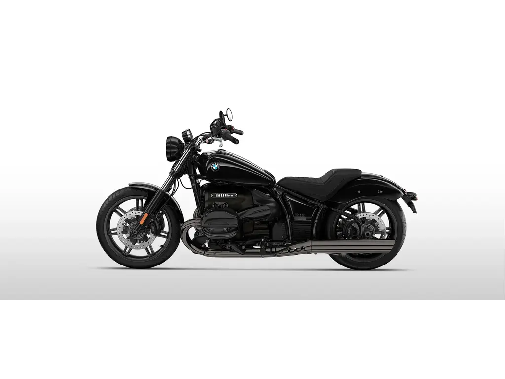 2025 BMW R 18 Blackstorm Metallic: Blacked Out