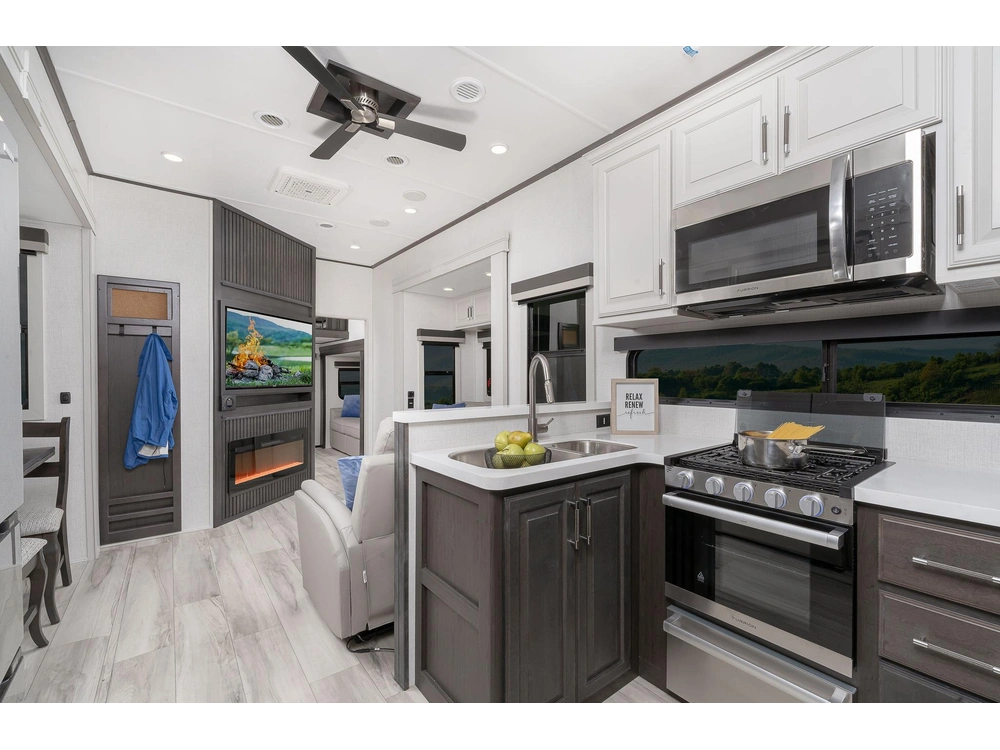 Keystone RV Alpine Avalanche Edition Alpine Avalanche Edition 302RS 2026 alt