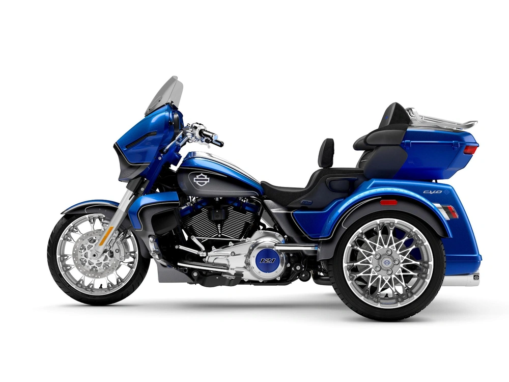 2026 Harley-Davidson CVO™ Street Glide® 3 Limited CVO™ Street Glide® 3 Limited Electric Coast CVO Two-Tone alt