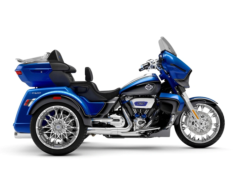 Harley-Davidson CVO™ Street Glide® 3 Limited CVO™ Street Glide® 3 Limited Electric Coast CVO Two-Tone 2026 alt