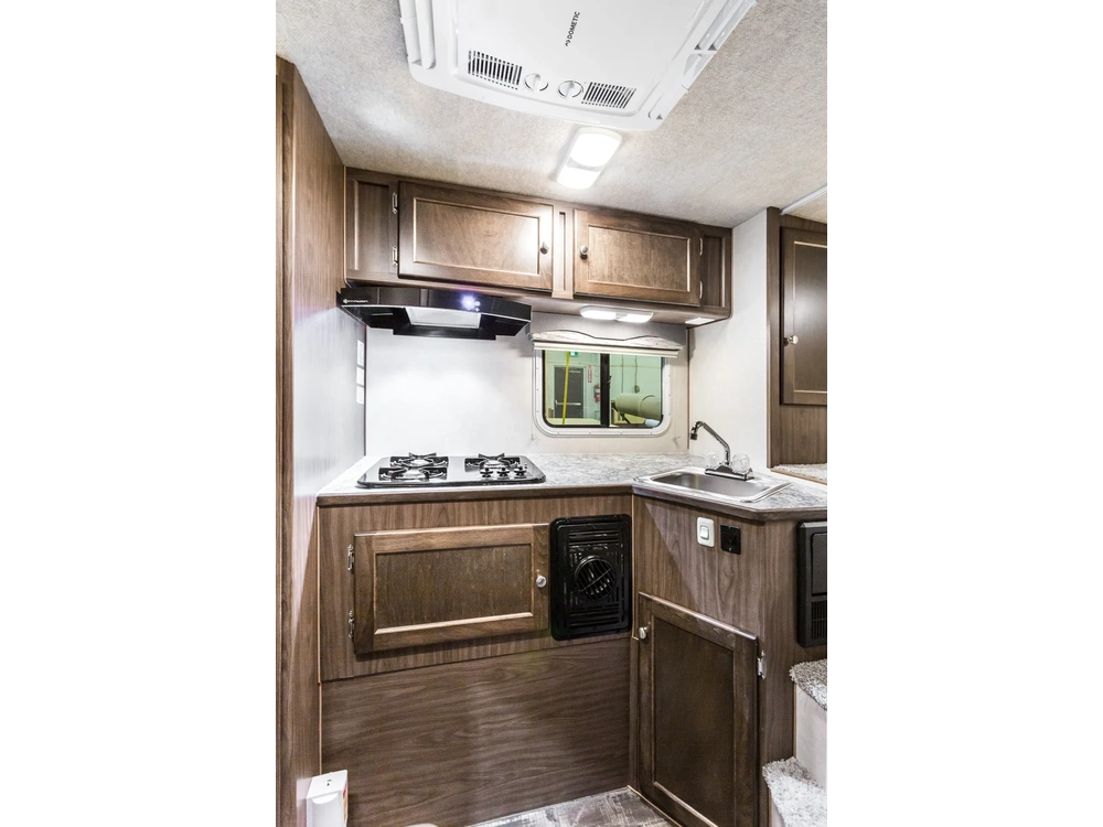 Westland Travelaire Travelaire 7.6 Mid-Size 2026 alt