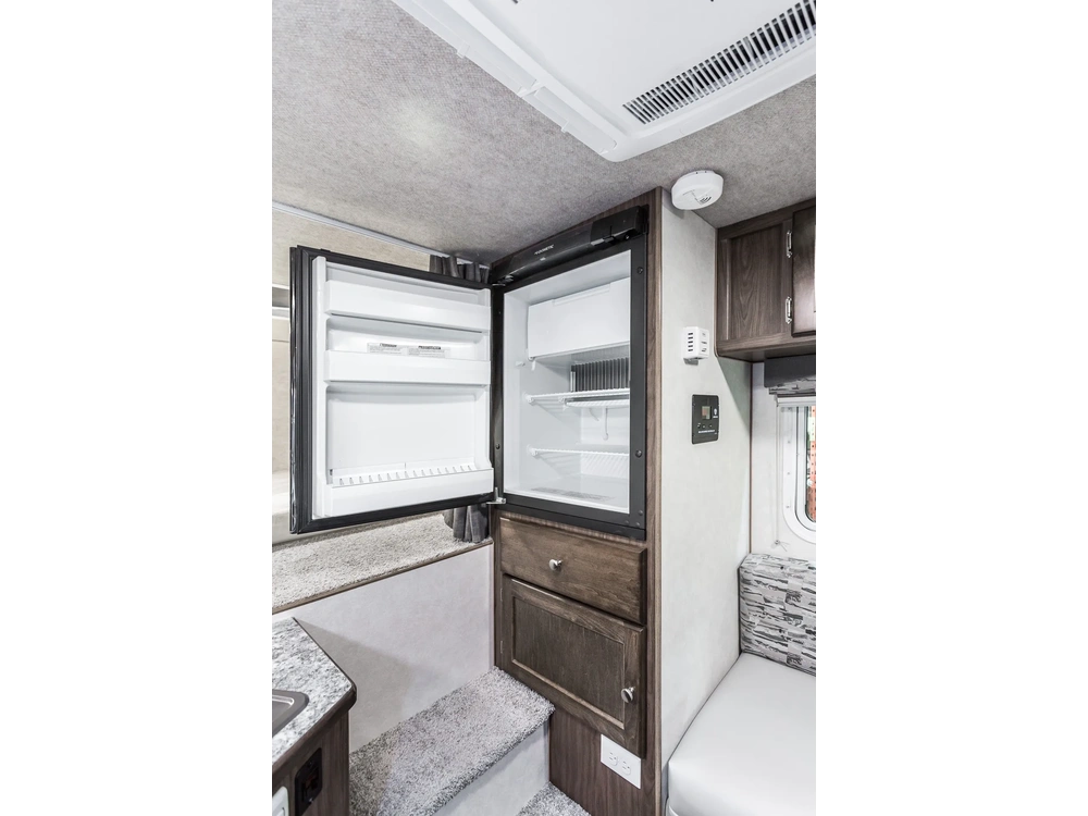 Westland Travelaire Travelaire 7.6 Mid-Size 2026 alt