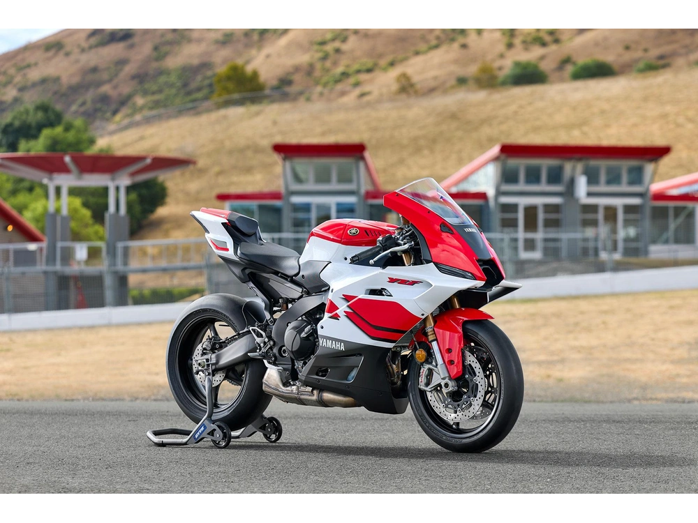 2027 Yamaha YZF-R9 YZF-R9 Raven alt