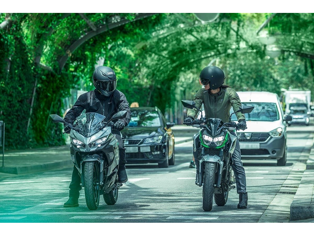 2024 Kawasaki NINJA e-1 NINJA e-1 Metallic Bright Silver / Metallic Matte Lime Green / Ebony alt