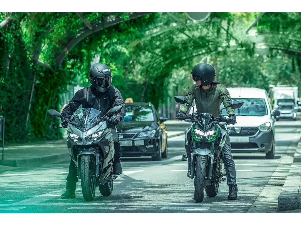 2024 Kawasaki Z e-1 Metallic Bright Silver / Metallic Matte Lime Green / Ebony