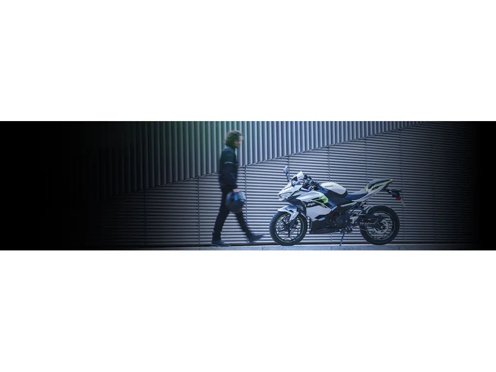 2024 Kawasaki NINJA e-1 Metallic Bright Silver / Metallic Matte Lime Green / Ebony