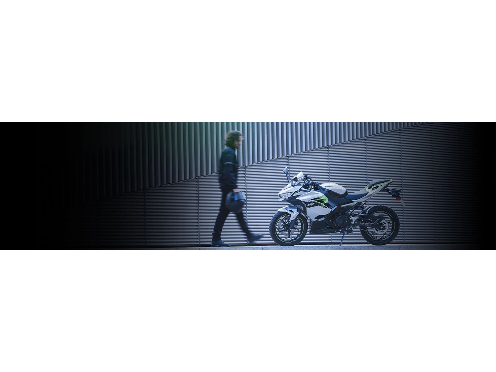 2024 Kawasaki NINJA e-1 NINJA e-1 Metallic Bright Silver / Metallic Matte Lime Green / Ebony alt